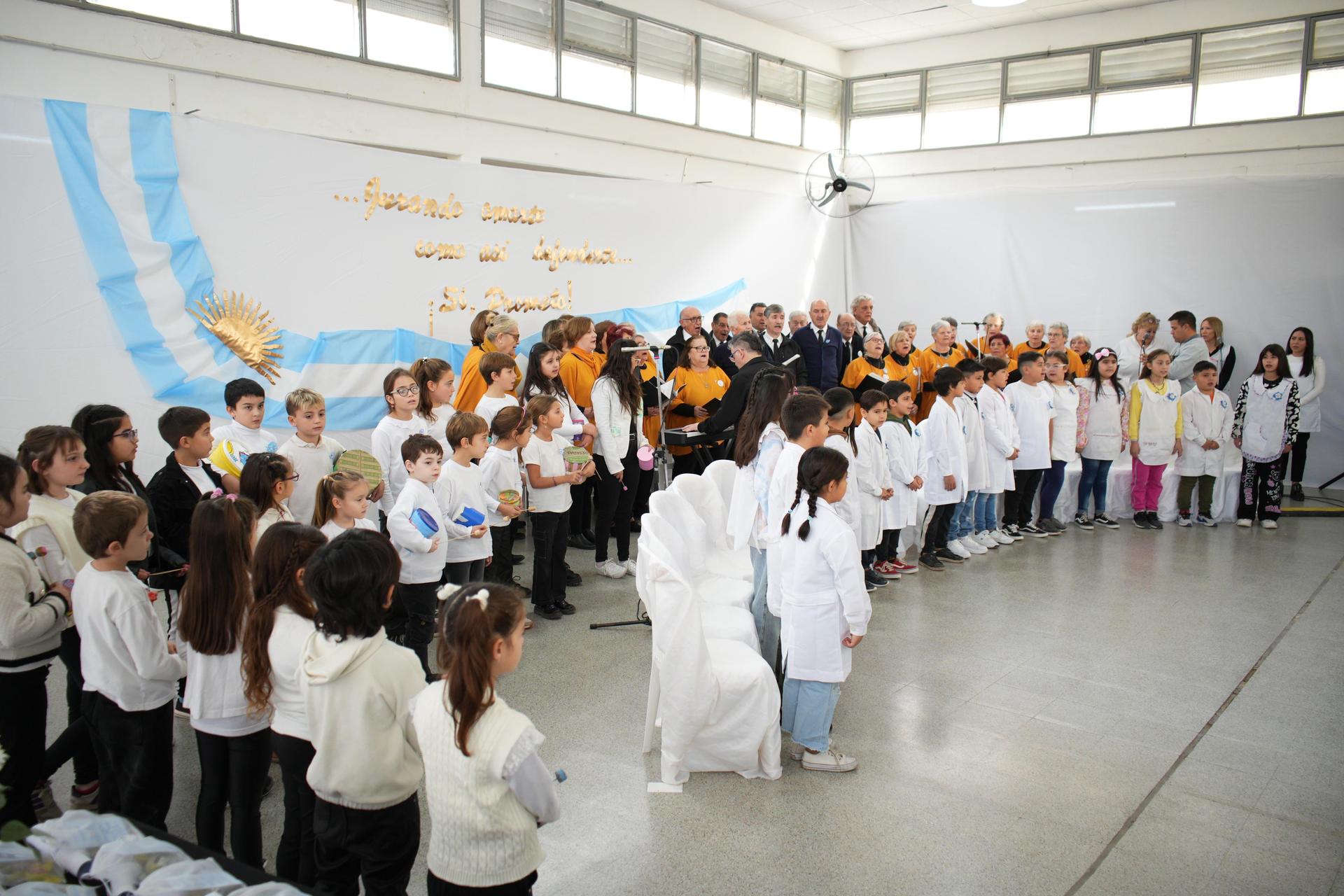 DESARROLLARON EL ACTO POR EL DÍA DE LA BANDERA EN LA ESCUELA N°64