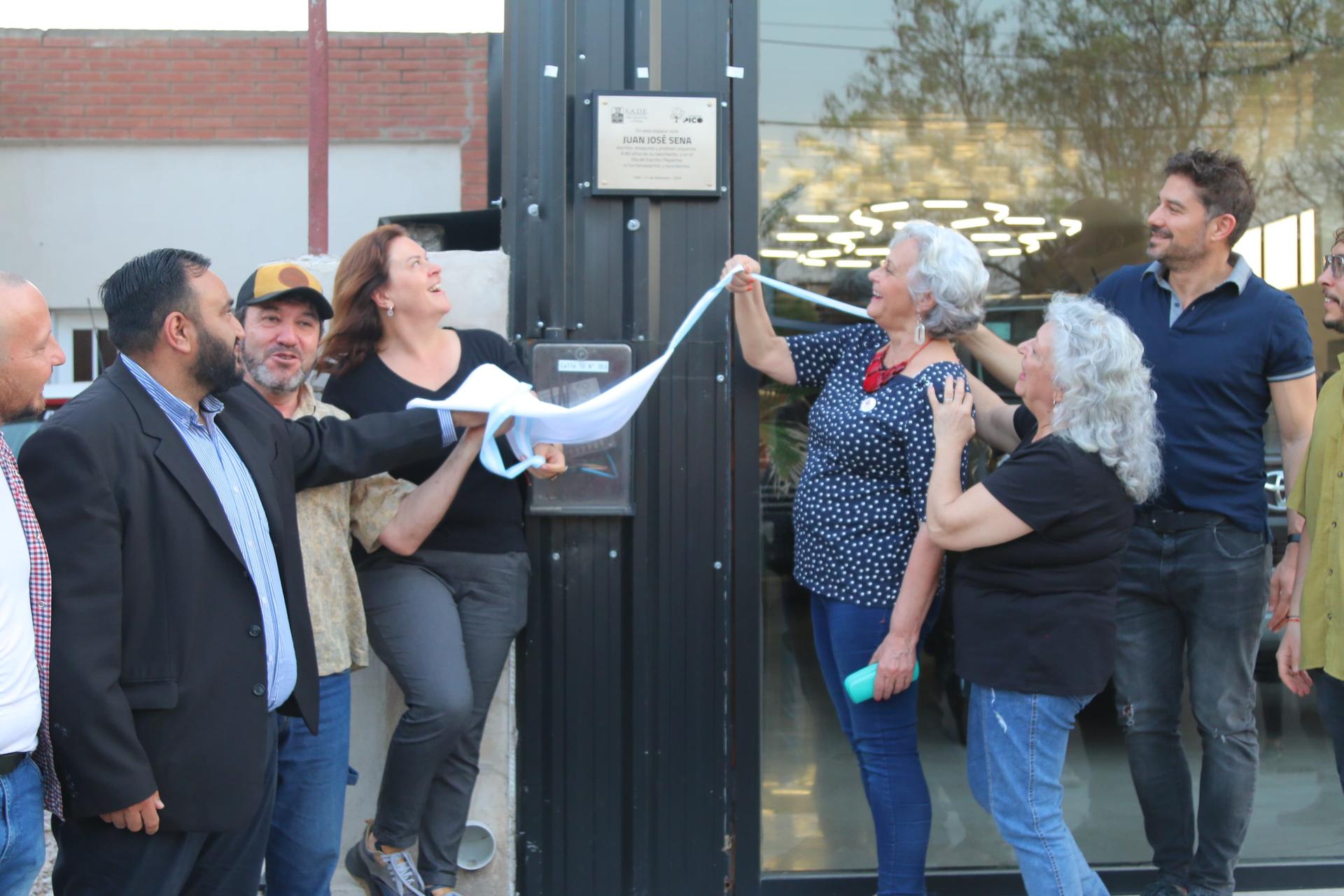 COLOCARON UNA PLACA RECORDATORIA EN HOMENAJE A JUAN JOSÉ SENA