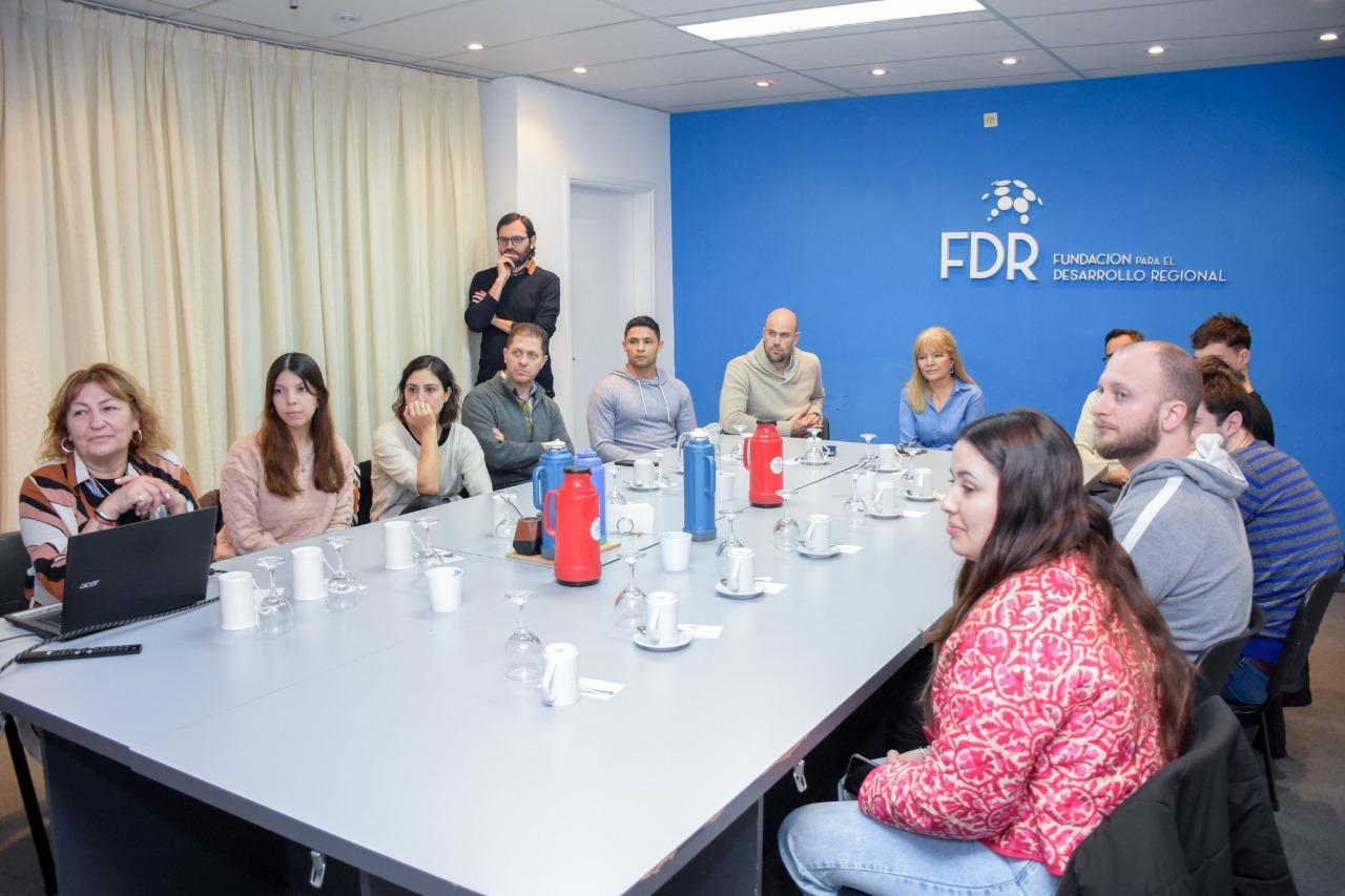 ESTUDIANTES Y GRADUADOS DE LA UNLPAM VISITARON LA FUNDACIÓN PARA EL DESARROLLO REGIONAL