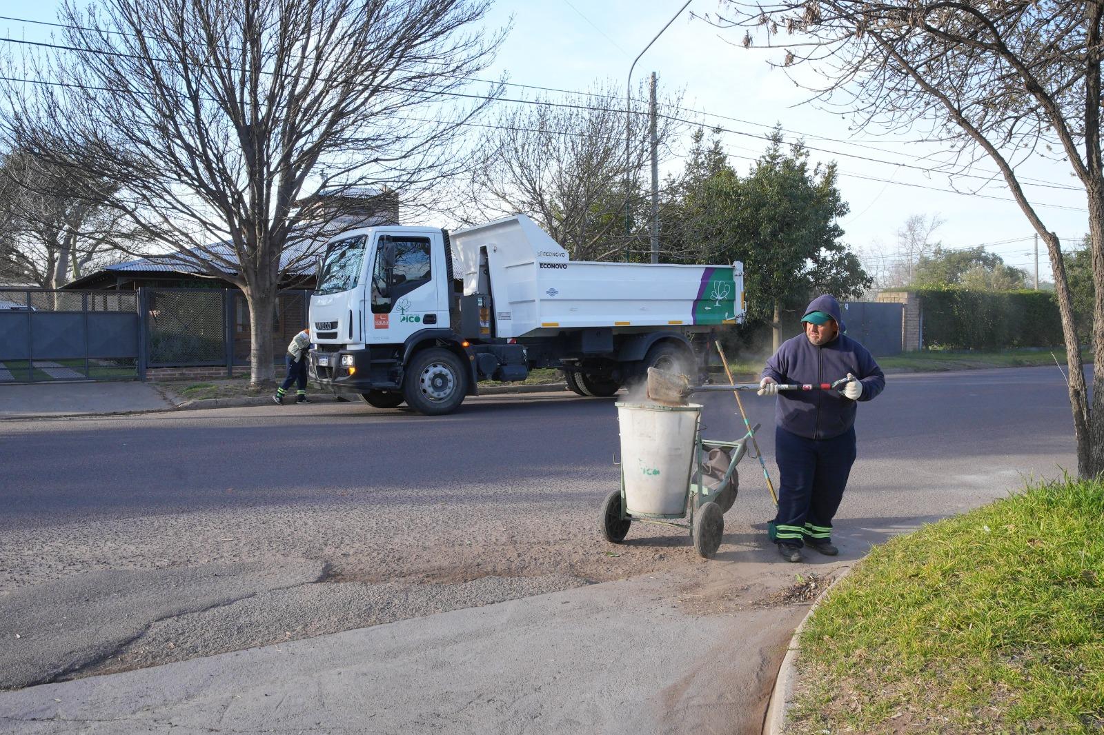 MÁS SERVICIOS: REALIZARON TAREAS DE LIMPIEZA INTEGRAL EN BARRIO ESTE