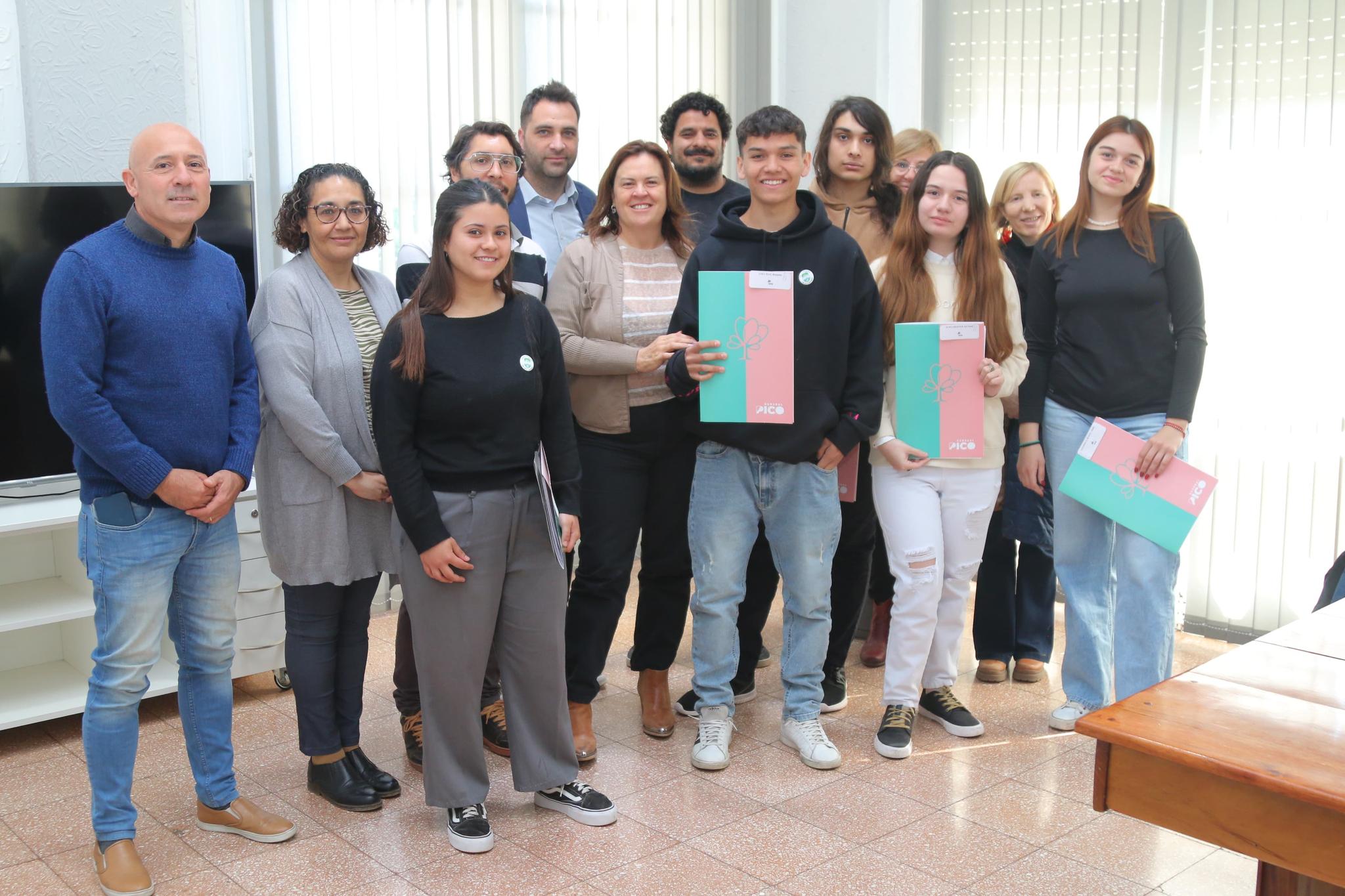 LA MUNICIPALIDAD DE GENERAL PICO FIRMÓ CINCO CONVENIOS CON EL COLEGIO “REPÚBLICA DE EL SALVADOR”