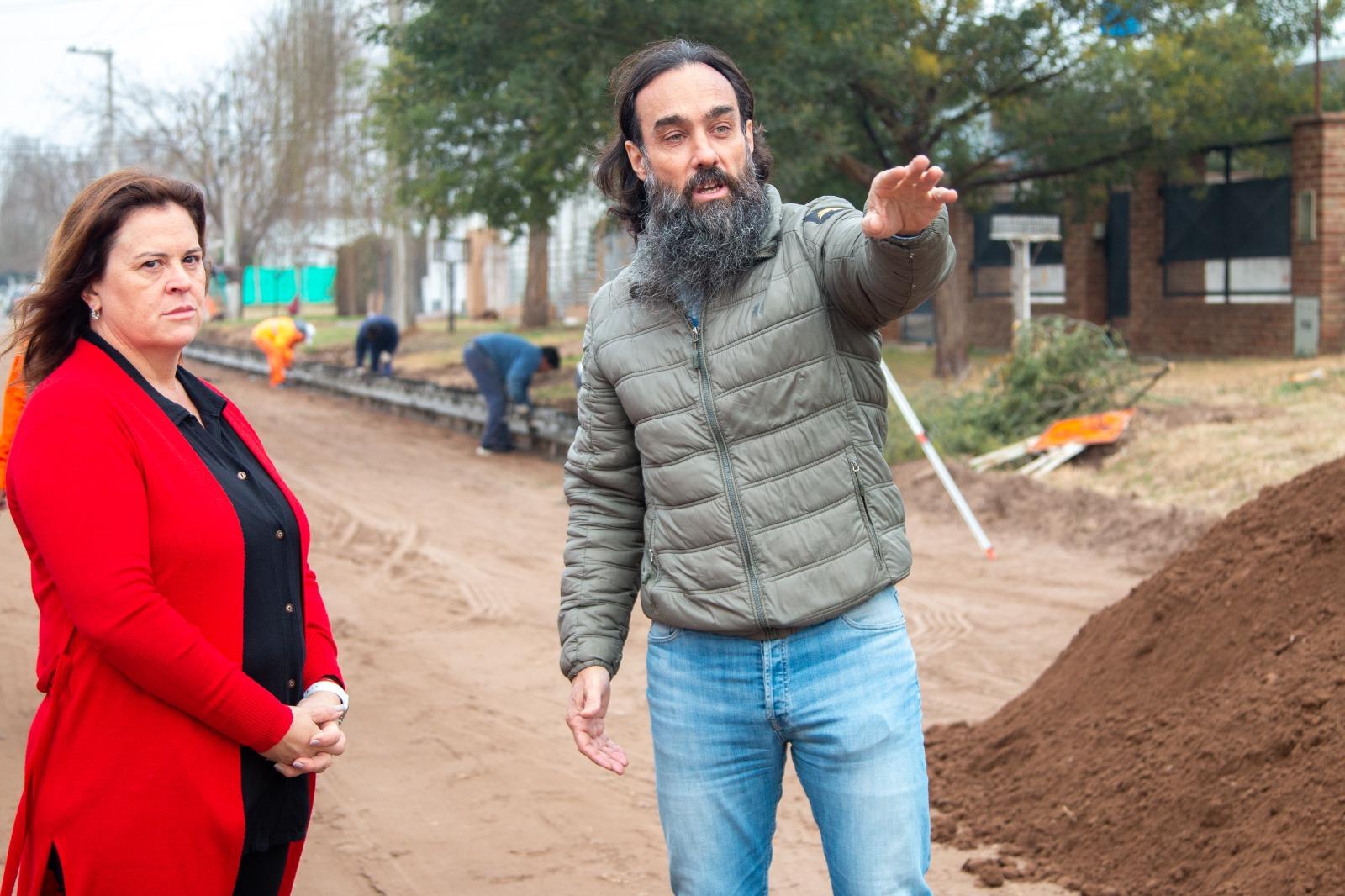 FERNANDA ALONSO RECORRIÓ LAS NUEVAS OBRAS DE CORDÓN CUNETA EN BARRIO CARLOS BERG