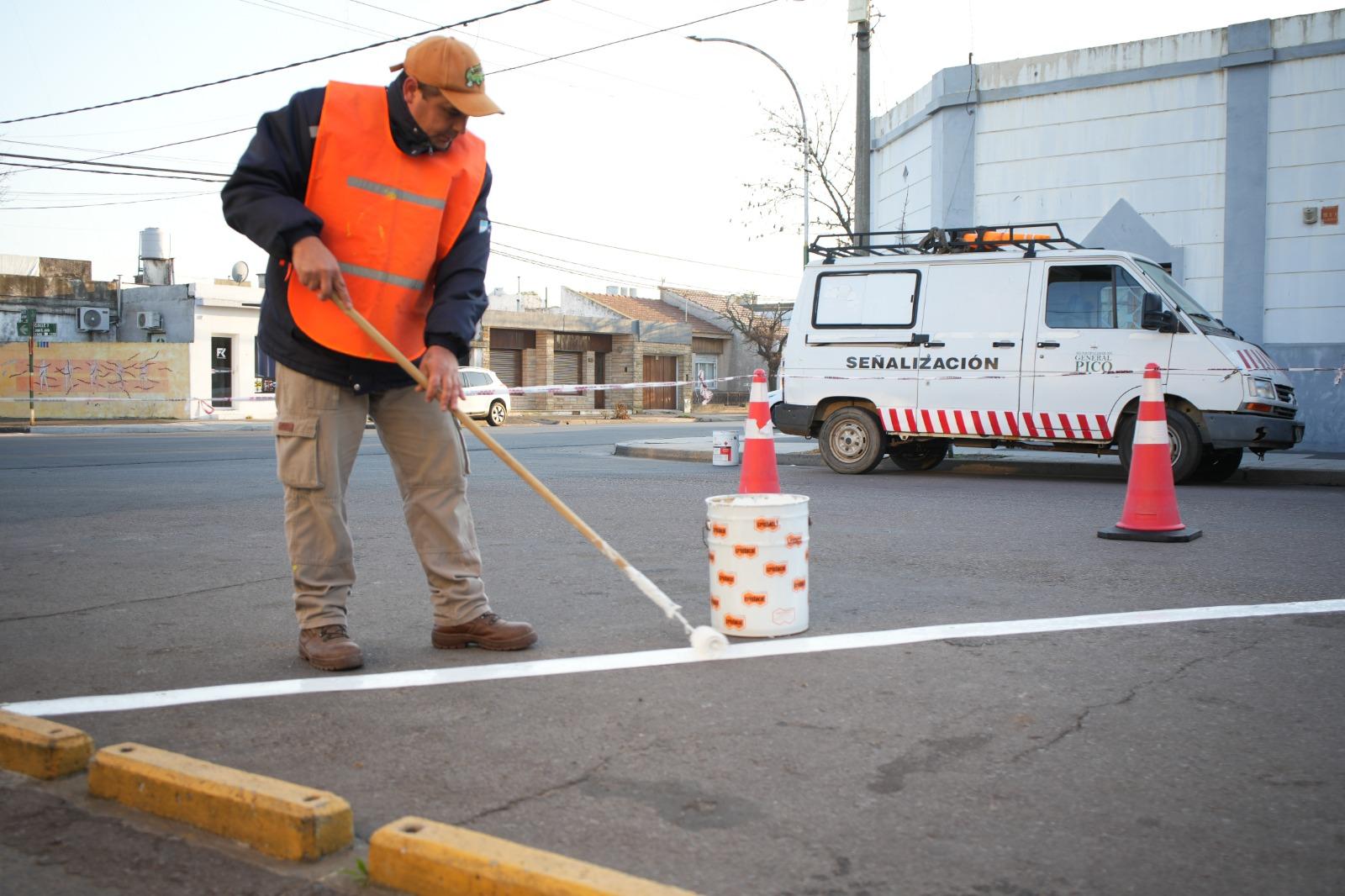 CONTINÚAN LOS TRABAJOS DE PINTURA VIAL EN EL CENTRO DE LA CIUDAD