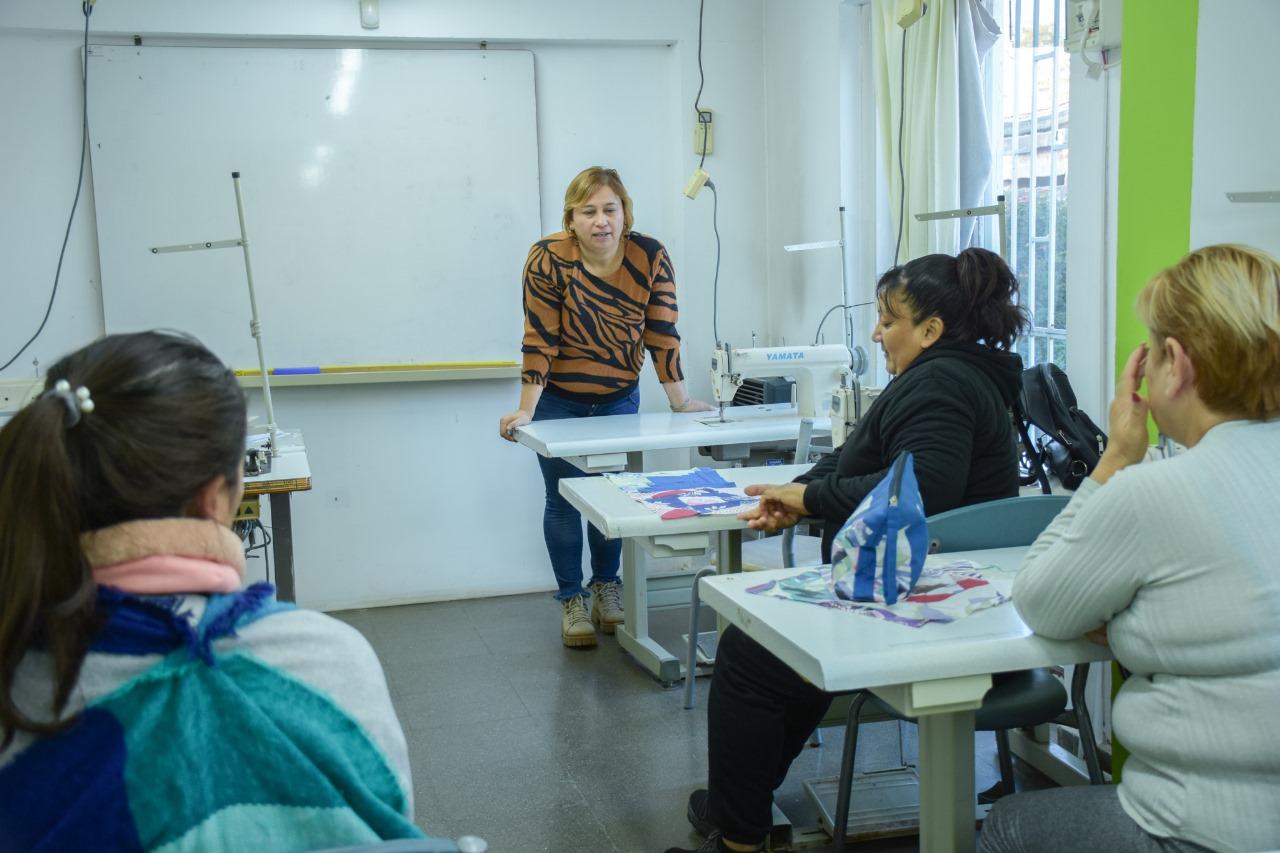 EL MUNICIPIO INICIÓ UN CURSO DE MARROQUINERÍA TEXTIL